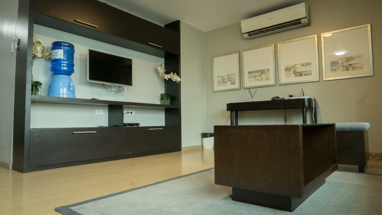 Avant Serviced Suites - Personal Concierge Manila Exteriör bild