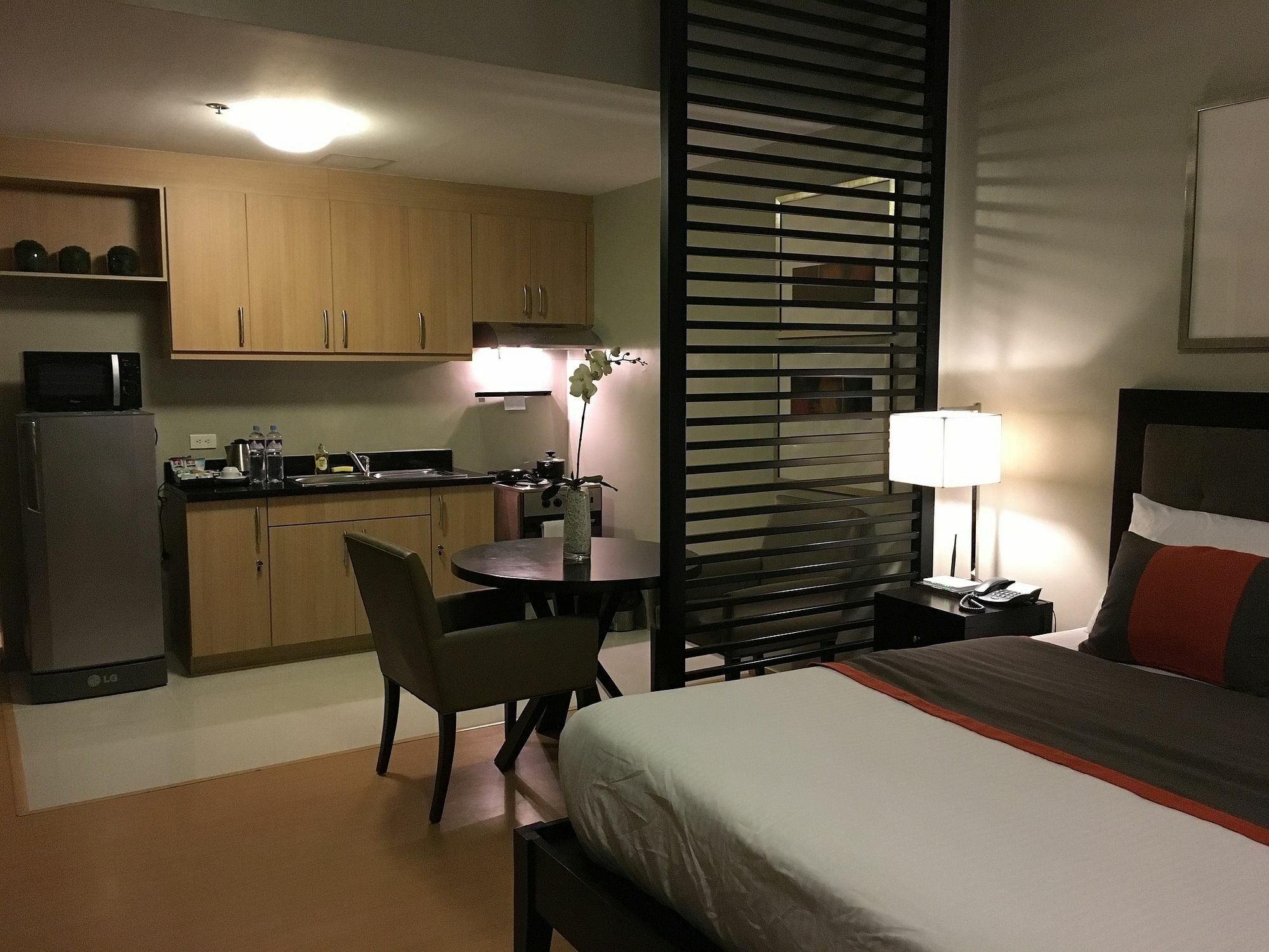 Avant Serviced Suites - Personal Concierge Manila Exteriör bild